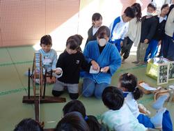 1年生糸車をまわしてみたよ