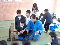 1年生糸車をまわしてみたよ