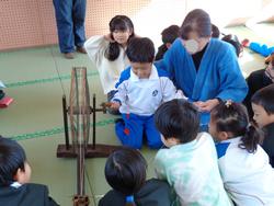 1年生糸車をまわしてみたよ