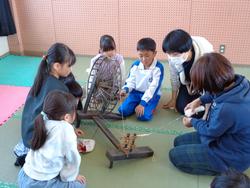 1年生糸車をまわしてみたよ