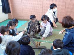 1年生糸車をまわしてみたよ