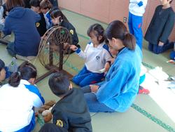 1年生糸車をまわしてみたよ