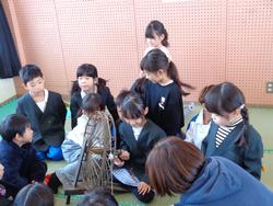 1年生糸車をまわしてみたよ