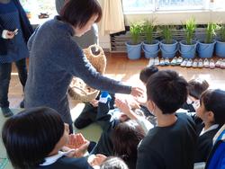 1年生糸車をまわしてみたよ