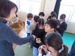 1年生糸車をまわしてみたよ