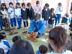 1年生糸車をまわしてみたよ