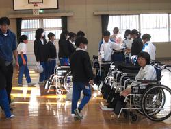4年生車椅子体験の様子