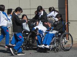 4年生車椅子体験の様子