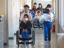 4年生車椅子体験の様子