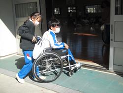 4年生車椅子体験の様子