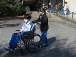 4年生車椅子体験の様子