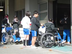4年生車椅子体験の様子