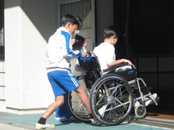 4年生車椅子体験の様子