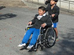 4年生車椅子体験の様子