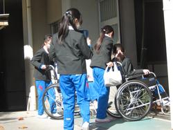 4年生車椅子体験の様子
