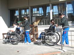 4年生車椅子体験の様子