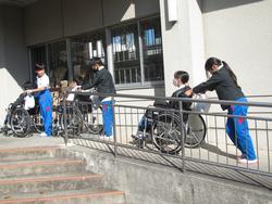 4年生車椅子体験の様子