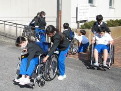 4年生車椅子体験の様子