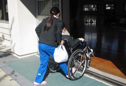 4年生車椅子体験の様子