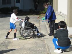 4年生車椅子体験の様子