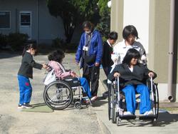 4年生車椅子体験の様子