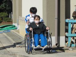 4年生車椅子体験の様子