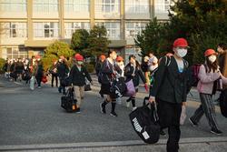 6年生修学旅行出発式の様子