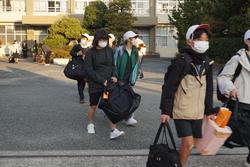 6年生修学旅行出発式の様子