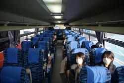 6年生修学旅行バスの中の様子