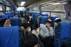 6年生修学旅行バスの中の様子