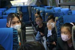 6年生修学旅行バスの中の様子