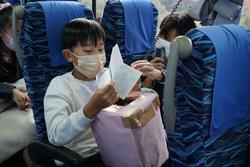 6年生修学旅行バスの中の様子