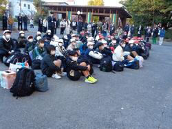 6年生修学旅行出発式の様子