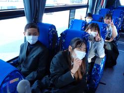 6年生修学旅行バスの中の様子