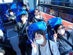 6年生修学旅行バスの中の様子