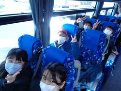 6年生修学旅行バスの中の様子