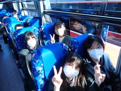 6年生修学旅行バスの中の様子