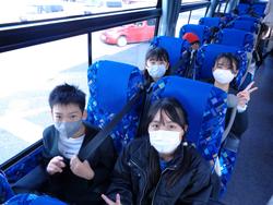 6年生修学旅行バスの中の様子