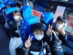 6年生修学旅行バスの中の様子