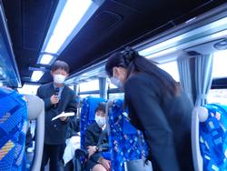 6年生修学旅行バスの中の様子