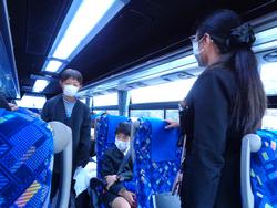 6年生修学旅行バスの中の様子