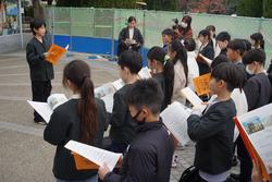 6年生修学旅行原爆の子の像前での様子