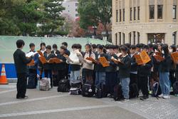 6年生修学旅行原爆の子の像前での様子