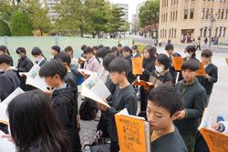 6年生修学旅行原爆の子の像前での様子