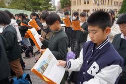 6年生修学旅行原爆の子の像前での様子