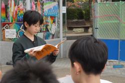 6年生修学旅行原爆の子の像前での様子