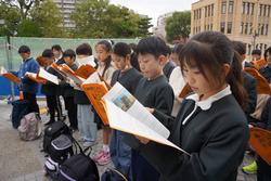 6年生修学旅行原爆の子の像前での様子