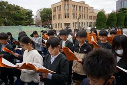 6年生修学旅行原爆の子の像前での様子