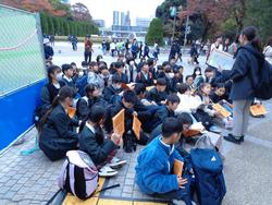 6年生修学旅行 原爆の子の像前での様子