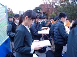 6年生修学旅行原爆の子の像前での様子